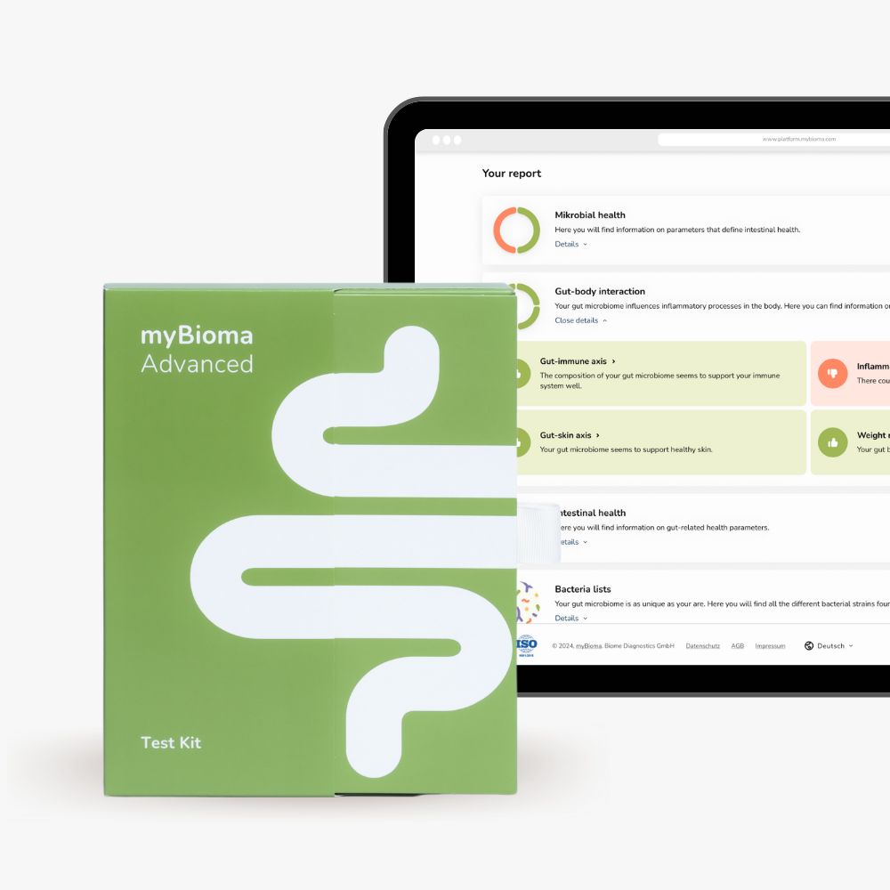Grüne Schachtel mit Testkit neben Tablet mit Testergebnissen. Anzeige: Mikrobielle Gesundheit.