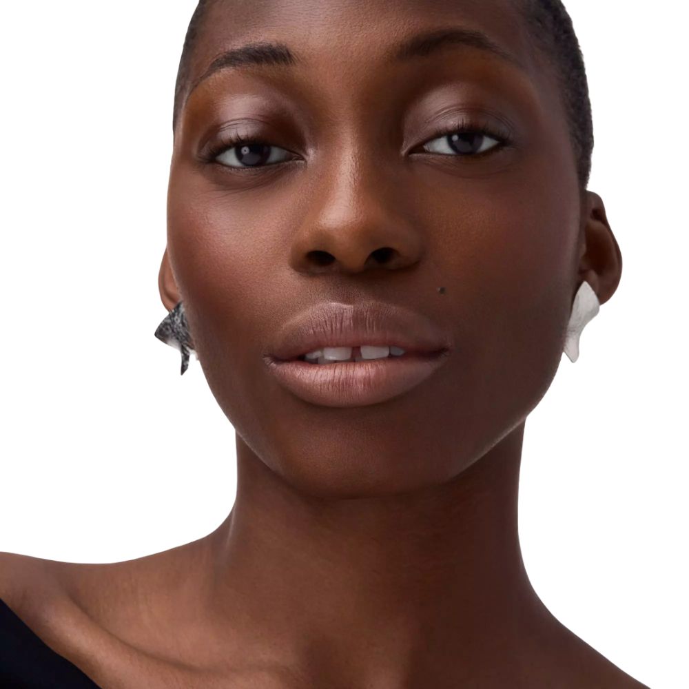 Porträt einer Frau mit Lippenstift. Hautton: dunkel. Lippenfarbe: Braun.