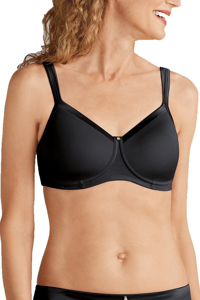 Schwarzer BH mit Bügeln und Trägern. Blick auf das Dekolleté einer Frau. Satin-Optik, verstellbare Träger.