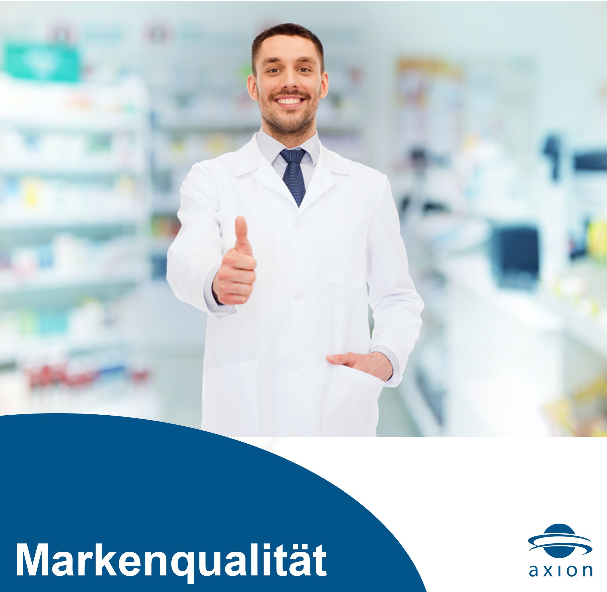 Arzt mit Daumen hoch. Text: Markenqualität. Logo: axion. Hintergrund: Apotheke.