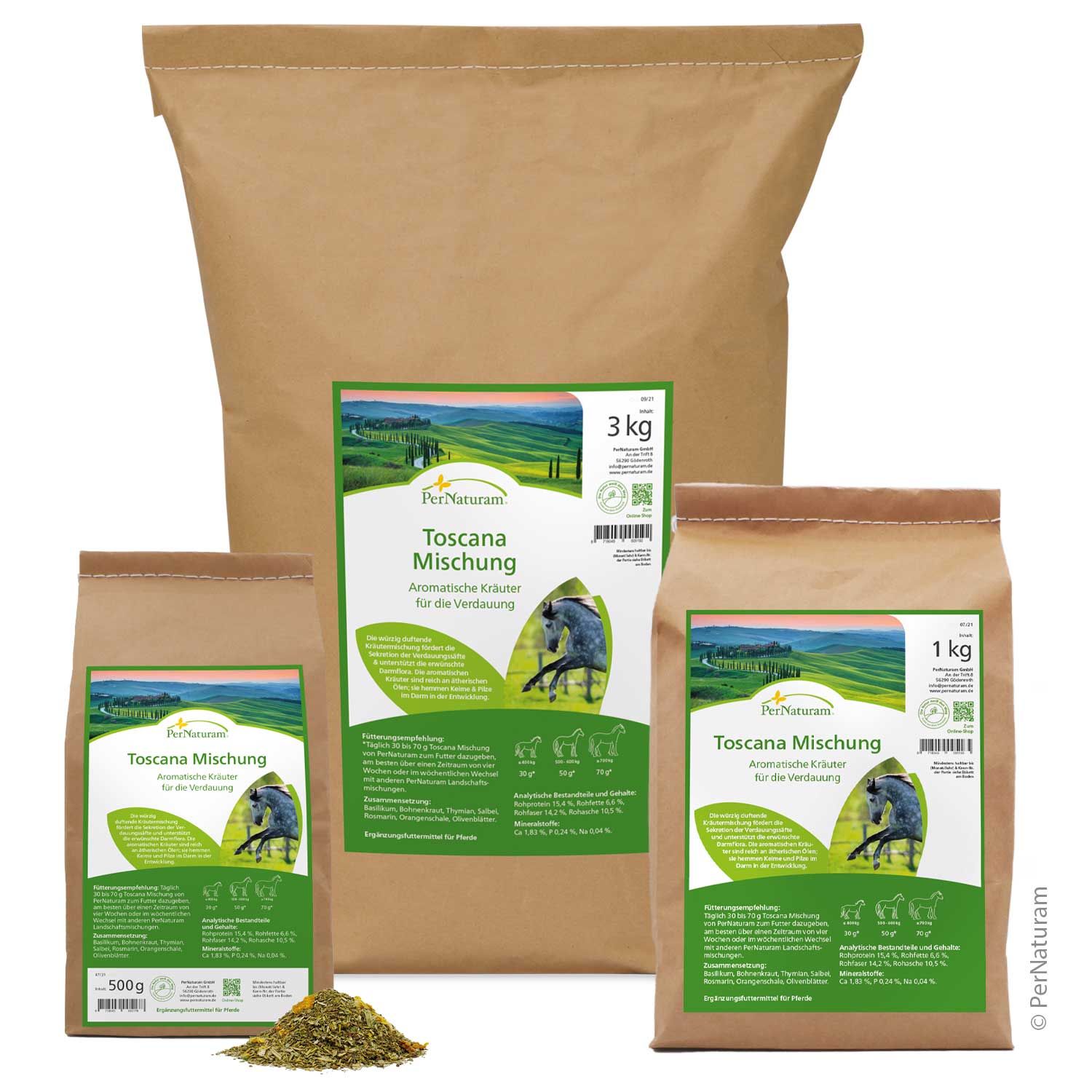 Mehrere Beutel Toscana Mischung. Braune Papiertüten mit grünem Etikett. Produktname und Logo deutlich sichtbar. Kräuterhaufen davor.