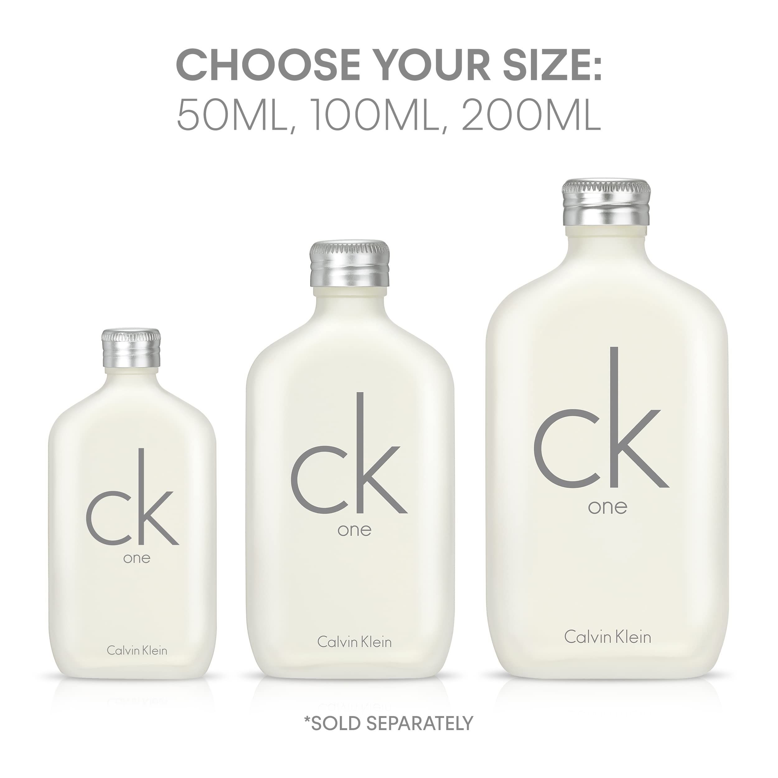 Drei Flakons von Calvin Klein One in verschiedenen Größen. Graue Schrift auf weißem Hintergrund. Silberne Deckel.