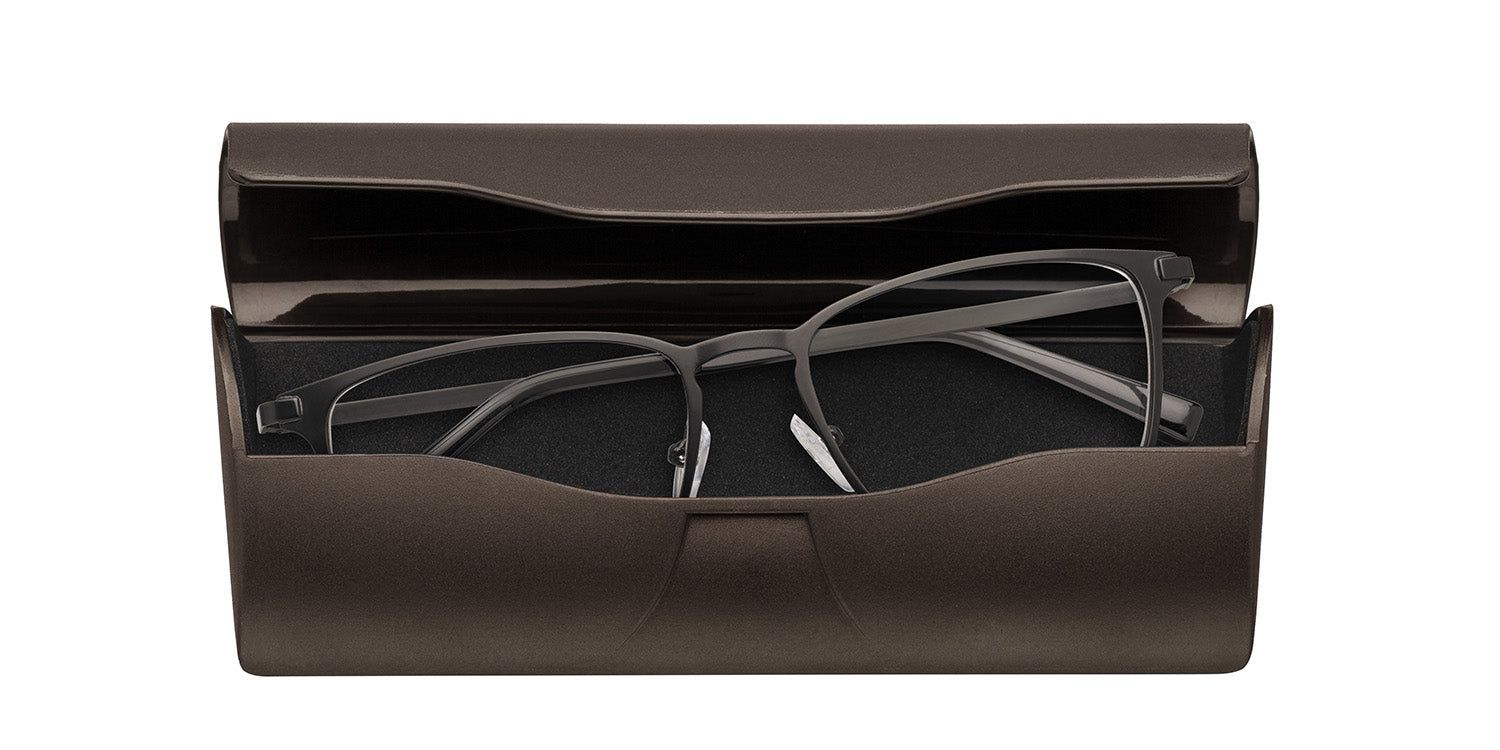 Geöffnetes braunes Kunststoff-Etui. Brille mit grauem Gestell liegt im Etui. Schwarzes Innenfutter.