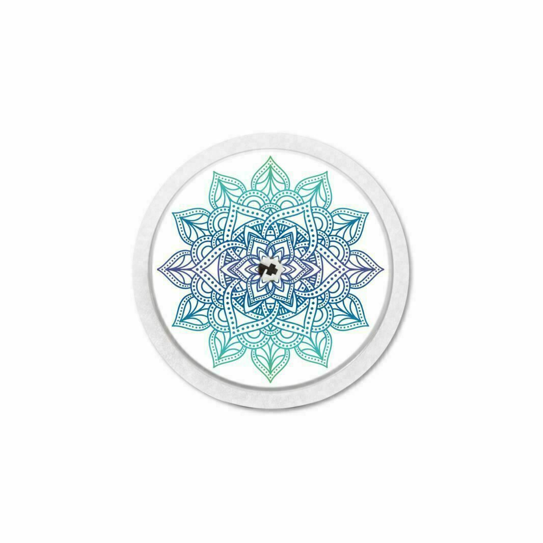 Runder Aufkleber mit Mandala-Design in Blau- und Grüntönen. Ein kleines schwarzes Element befindet sich in der Mitte.