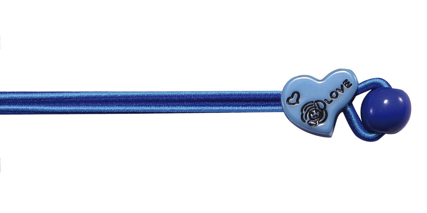 Nahaufnahme eines blauen Brillenbandes. Ein Herz-Ornament mit "LOVE"-Schriftzug und eine blaue Kugel.