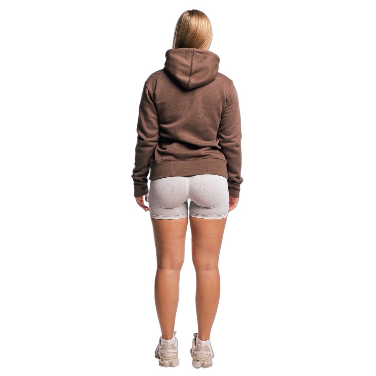Rückansicht eines Damen Hoodies in Cocoa mit Kapuze. GymBeam Logo auf der Brust.