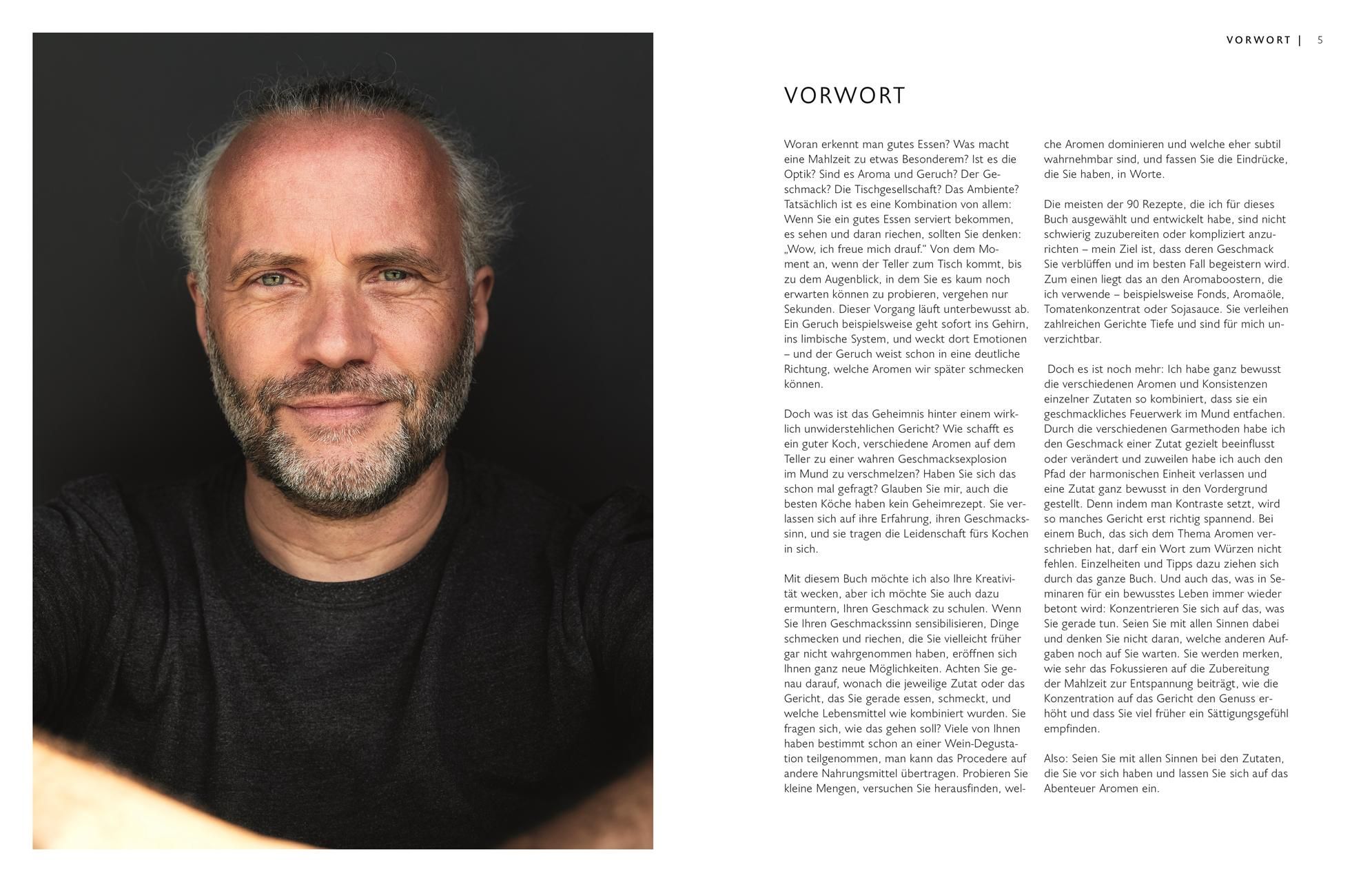 Porträt von Heiko Antoniewicz, Autor des Kochbuchs "Aromen". Er lächelt in die Kamera. Text auf der rechten Seite.