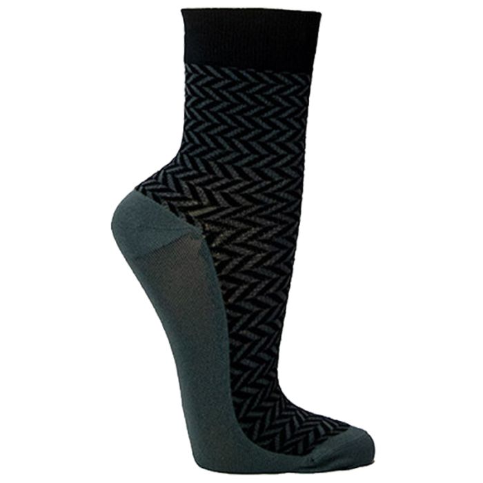 Grau-schwarze Stützsocken mit Zickzackmuster. Schwarzer Bund, graue Ferse und Zehenbereich. Auf hellem Hintergrund.