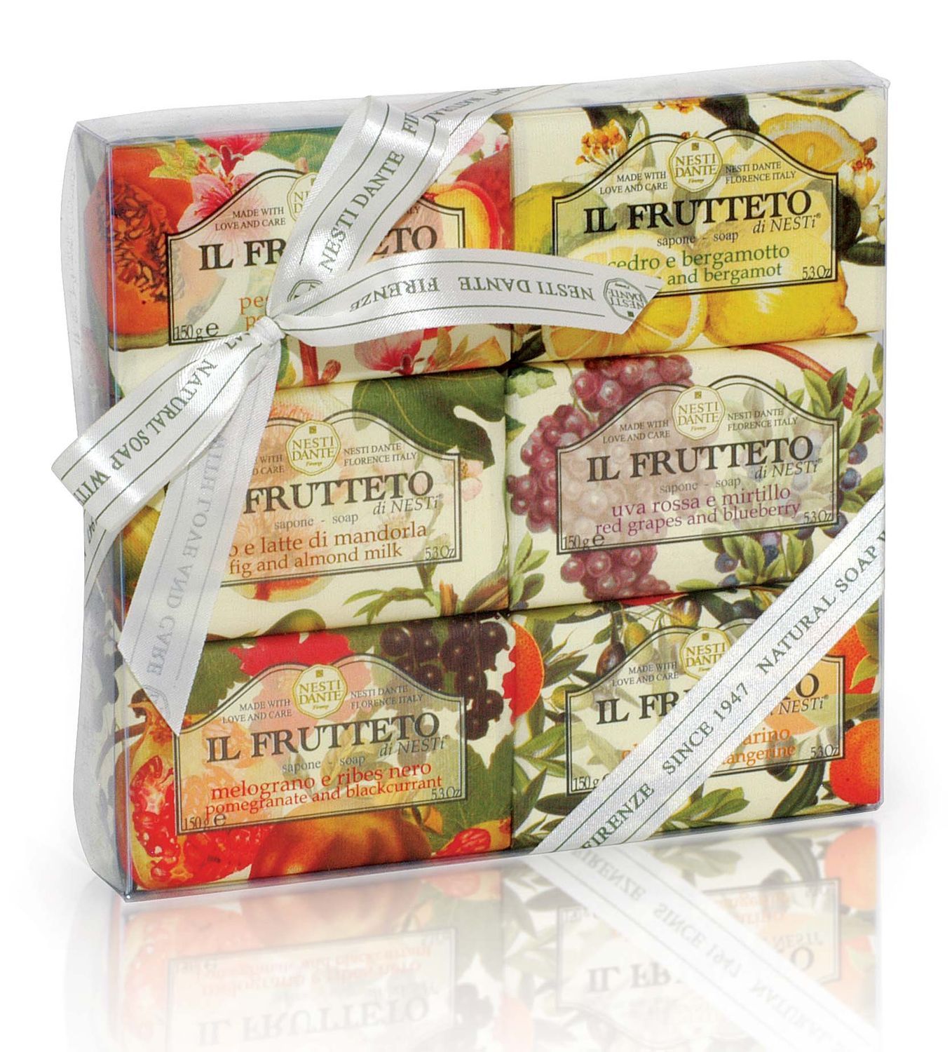 Seifen-Geschenkset in Klarsichtverpackung. Seifen mit floralen und Fruchtmotiven, mit Schleife gebunden.
