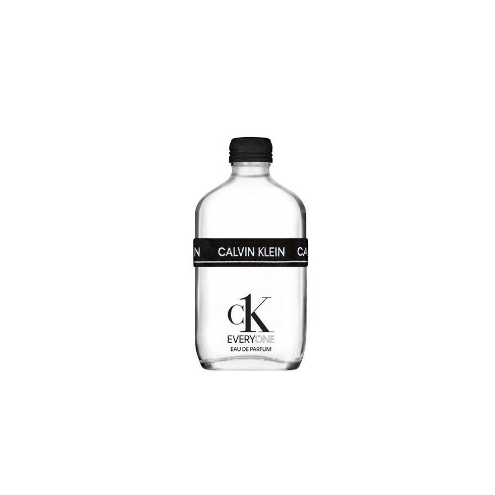 Transparente Flasche mit schwarzem Verschluss und Band mit CALVIN KLEIN-Schriftzug. Aufschrift: ck EVERYONE Eau de Parfum.
