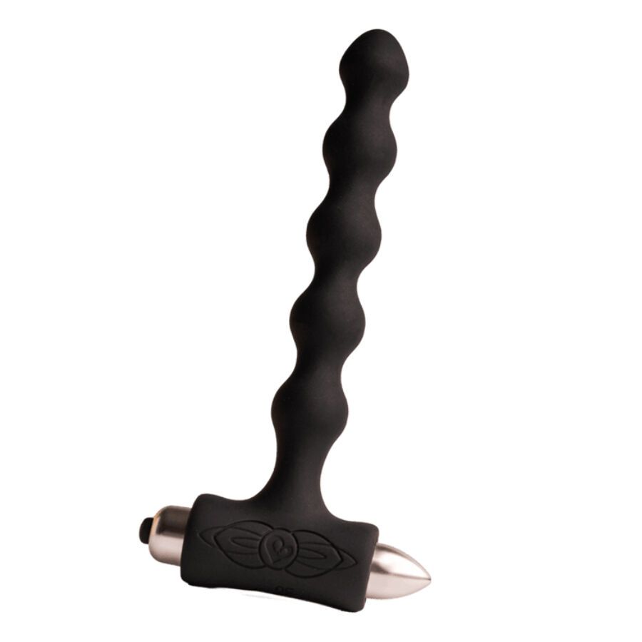 Schwarzer, geriffelter Analplug mit metallischem Ende und Griff. Auf dem Griff ist ein Logo zu sehen.