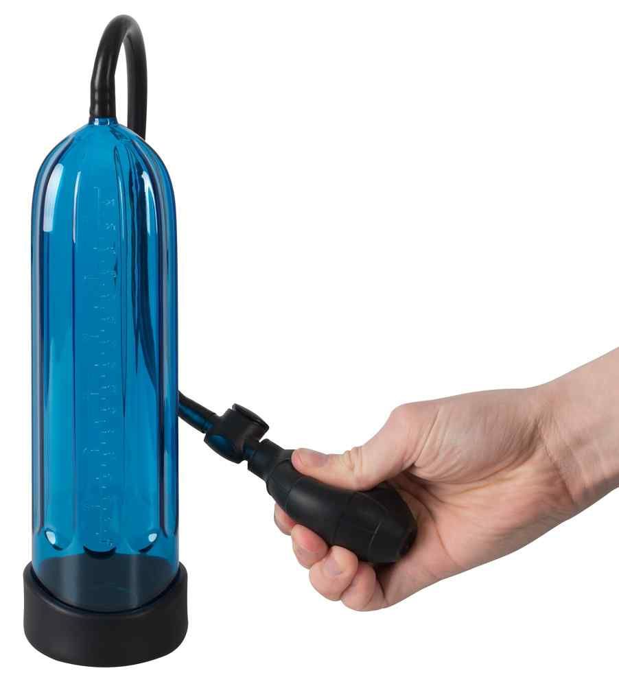 Hand benutzt eine blaue Penis-Pumpe mit schwarzem Balg und Schlauch.