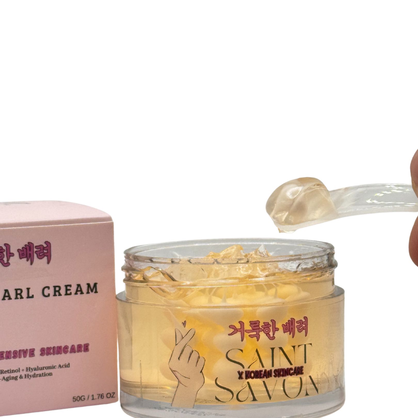 Creme in Glas mit Deckel und Karton. Aufschrift: SAINT SAVON, MAGIC PEARL CREAM. Löffel mit Creme. Koreanische Hautpflege.