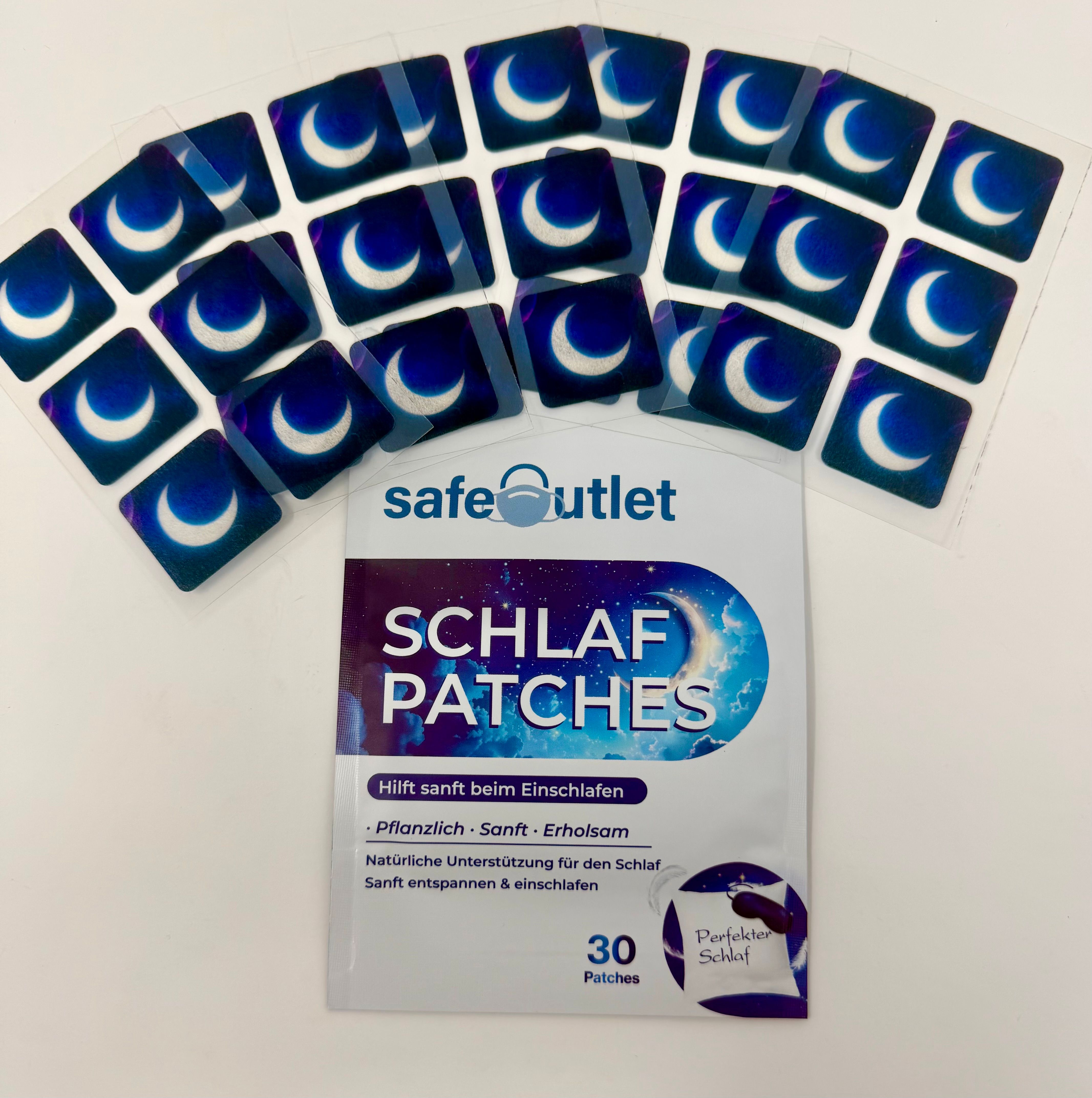 Mehrere Blätter mit Schlaf-Patches mit Mondmotiv, die über einer geöffneten Packung mit 30 Patches liegen.