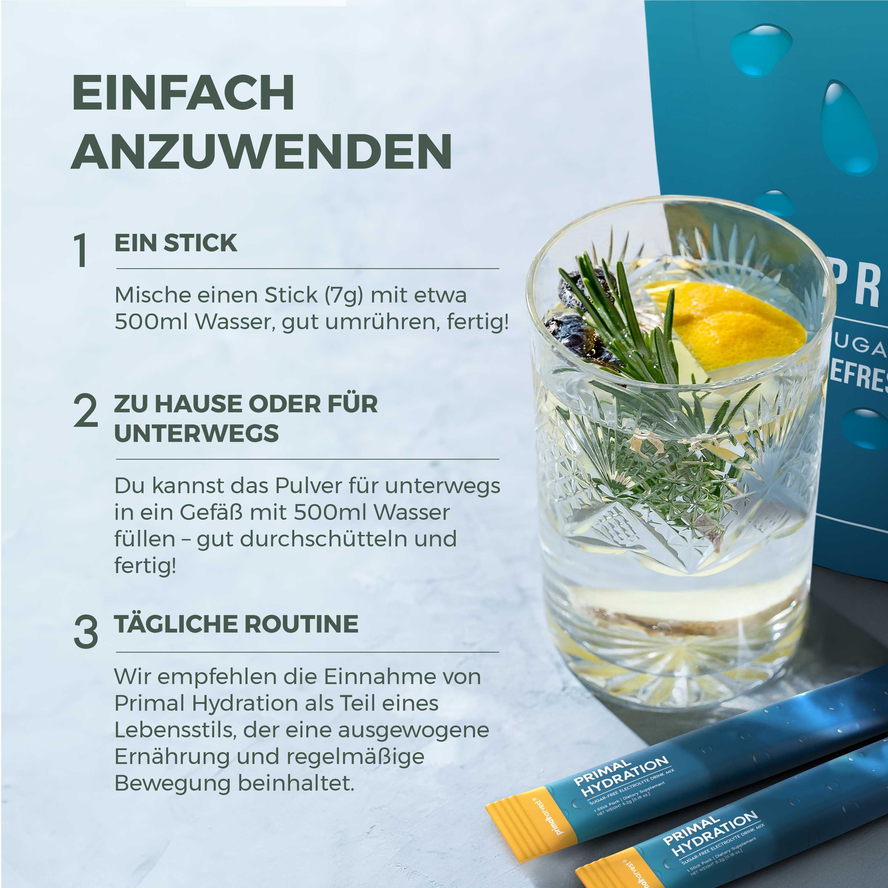 Anleitung zur Anwendung von Primal Hydration. Ein Glas Wasser mit Kräutern und Zitrone. Zwei Sticks.