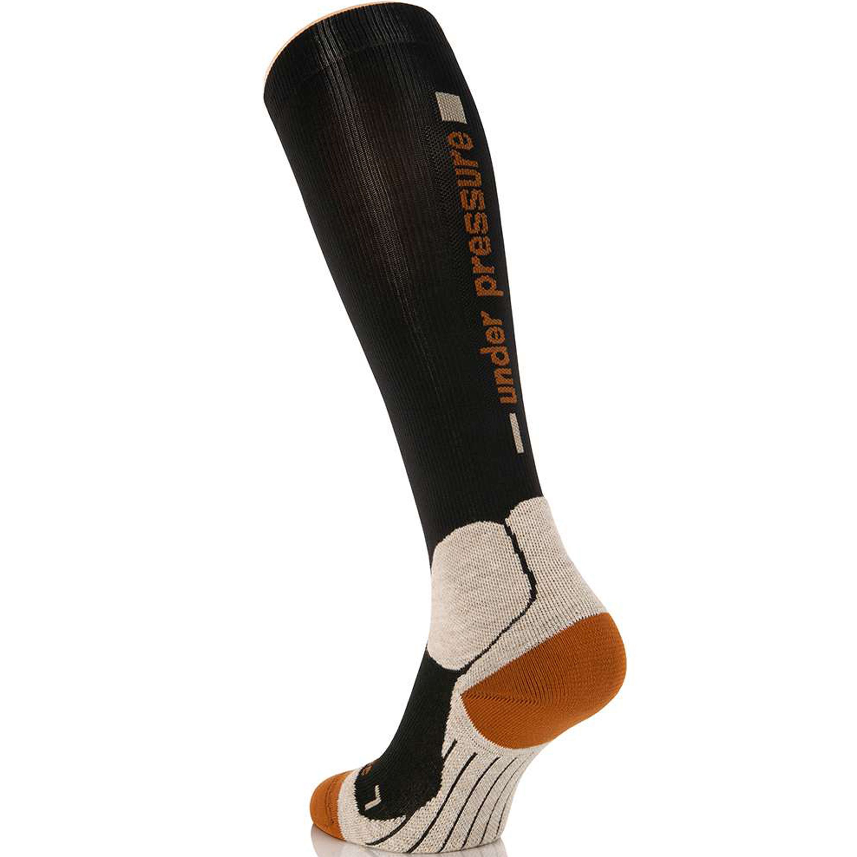 Schwarzer Kompressionsstrumpf mit braunem Schriftzug "under pressure". Beige und braune Akzente.