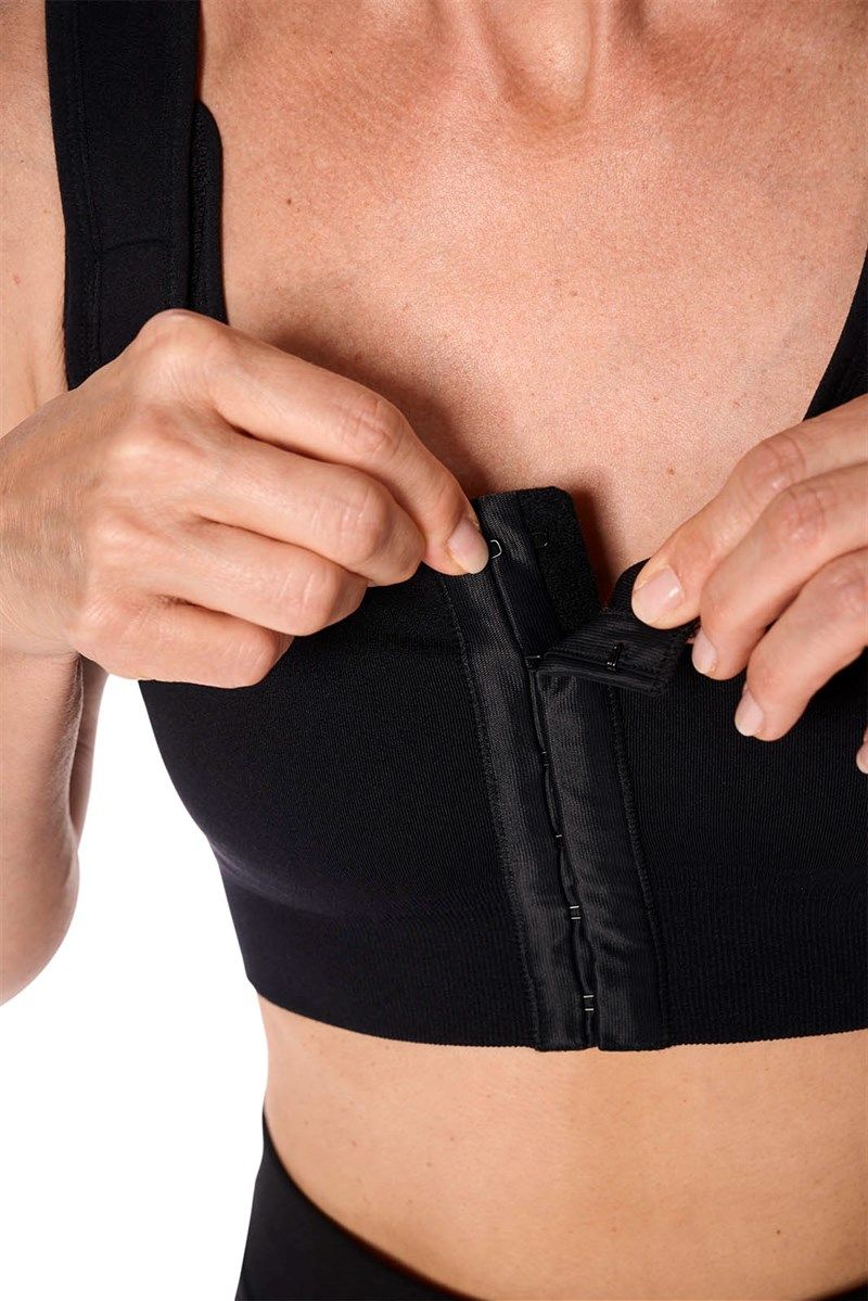 Schwarzer Post-OP BH mit Frontverschluss. Hakenverschluss wird geschlossen. Nahtloser Stoff.