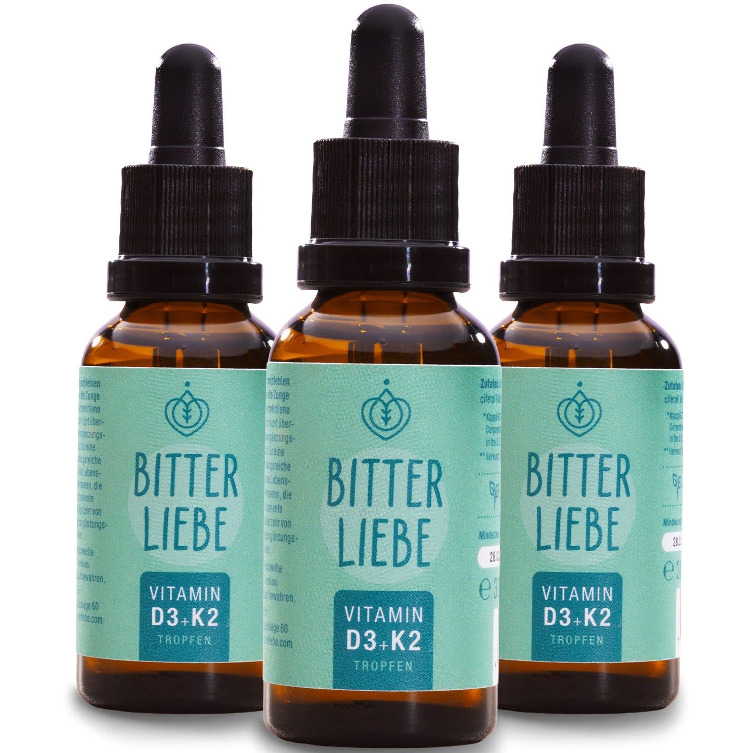 Drei braune Glasflaschen mit Tropfern. Aufschrift: BitterLiebe Vitamin D3.K2 Tropfen. Produktpräsentation.