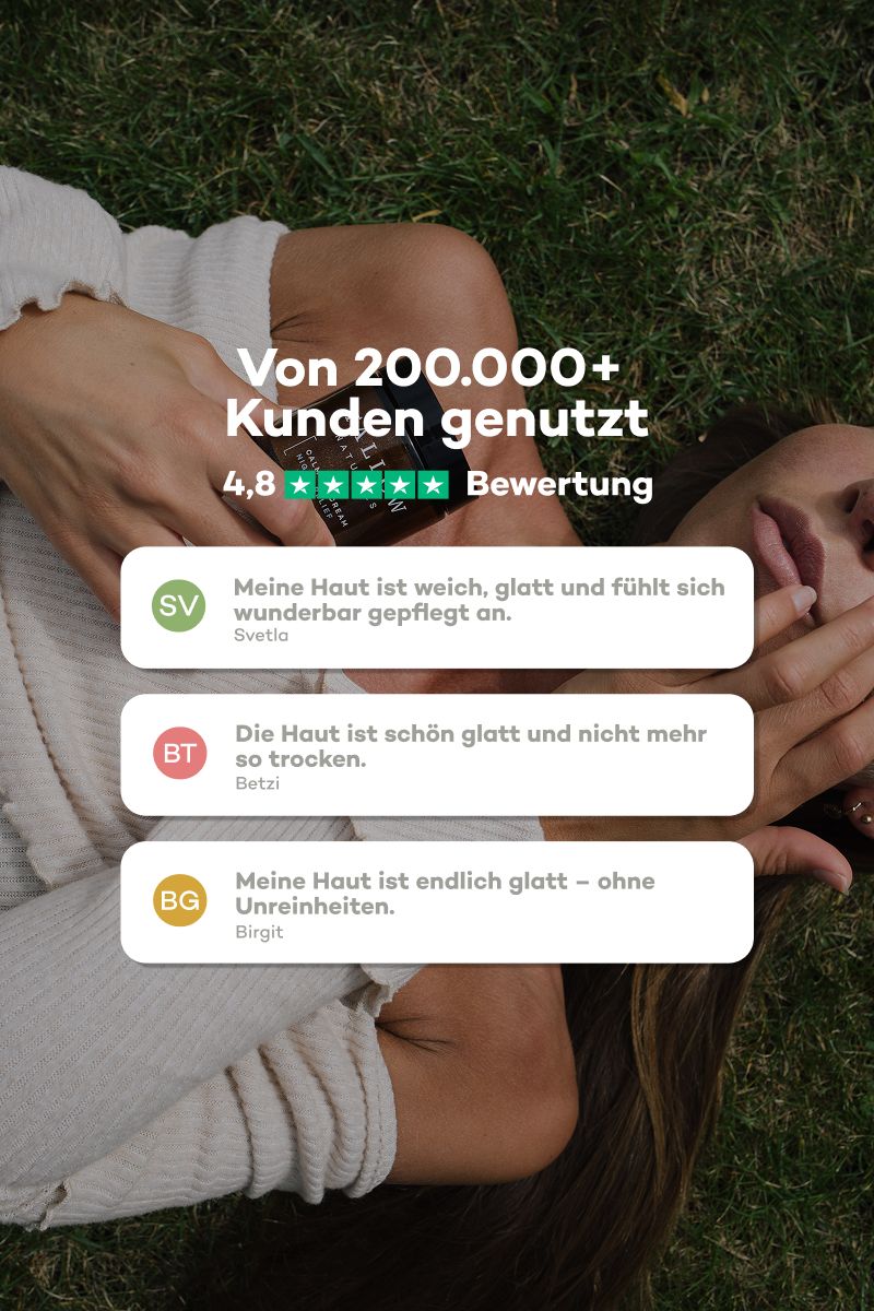 Frau liegt auf Gras. Text: Von 200.000+ Kunden genutzt. 4,8 Bewertung. Zitate: Meine Haut ist weich, glatt, wunderbar gepflegt. Die Haut ist schön glatt. Meine Haut ist glatt.