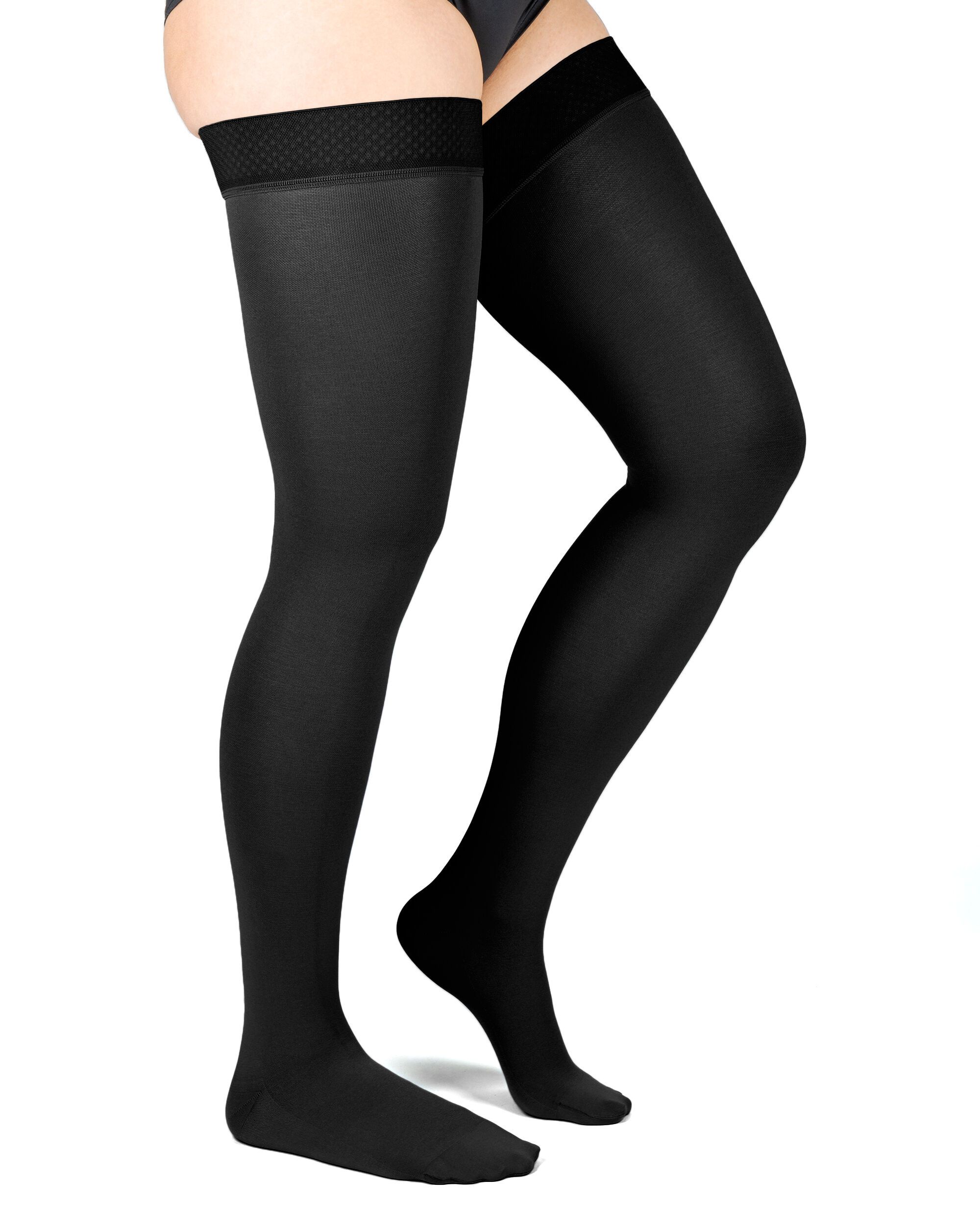 Schwarze Kompressions-Schenkelstrümpfe. Oben mit einem strukturierten Band. Beinbekleidung für medizinische Zwecke.