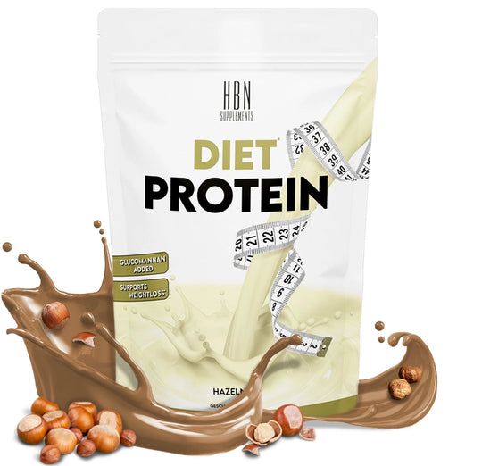 Weiße Standbeutel mit HBN Supplements Logo und "Diet Protein" Schriftzug. Messband und Flüssigkeit mit Hazelnut-Geschmack und Haselnüssen.