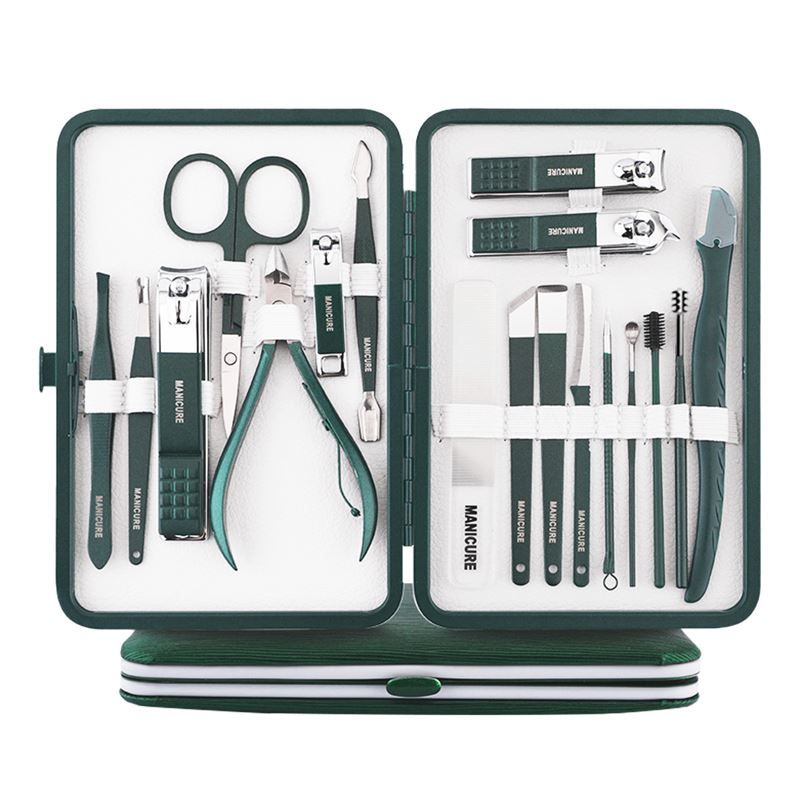 Dunkelgrünes Maniküre-Set in offener Box. Enthält Schere, Nagelknipser, Feilen, Pinzette und weitere Werkzeuge. Werkzeuge sind dunkelgrün.