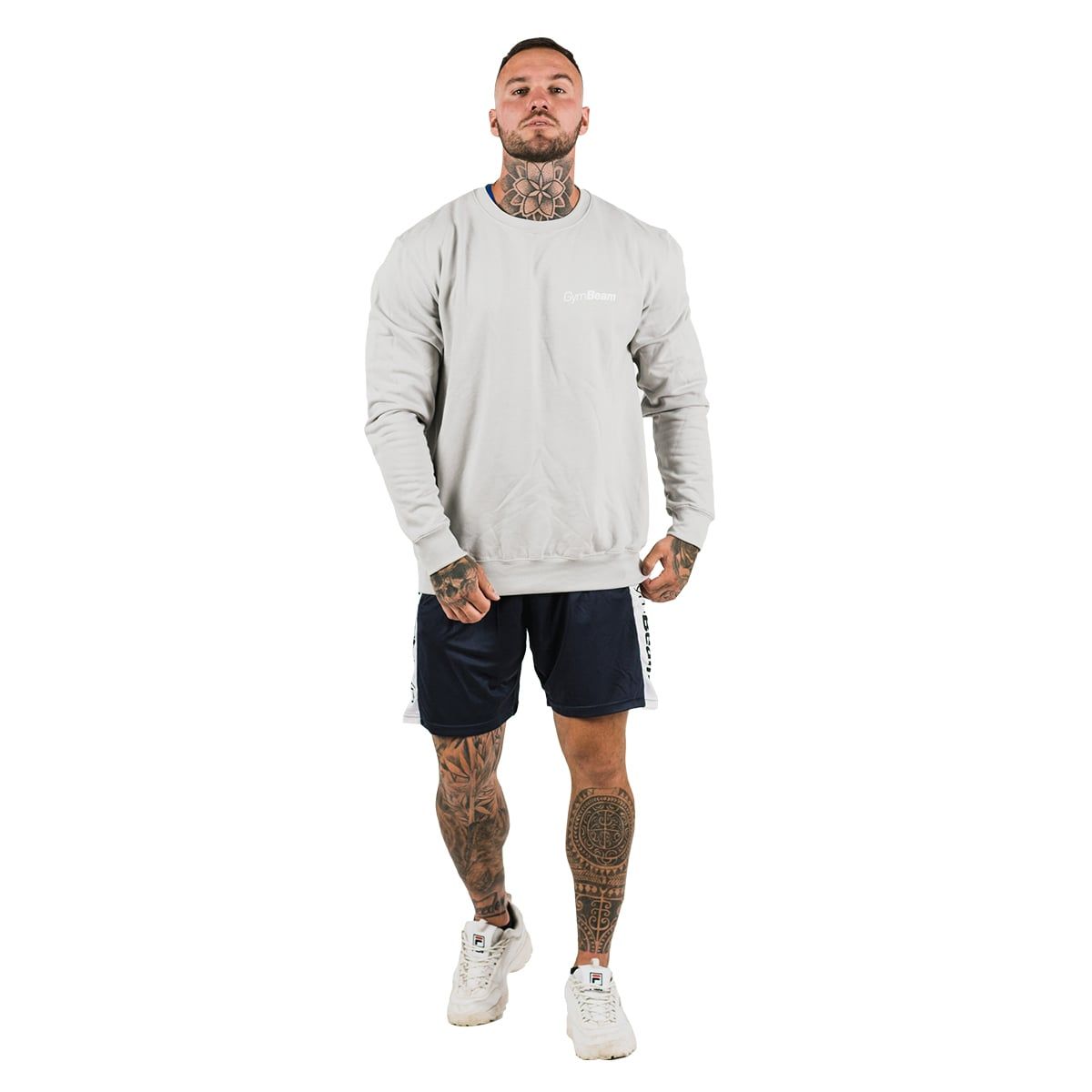 Mann in Herren Pullover PRO Moon Grey und blauen Shorts, von vorne gezeigt.