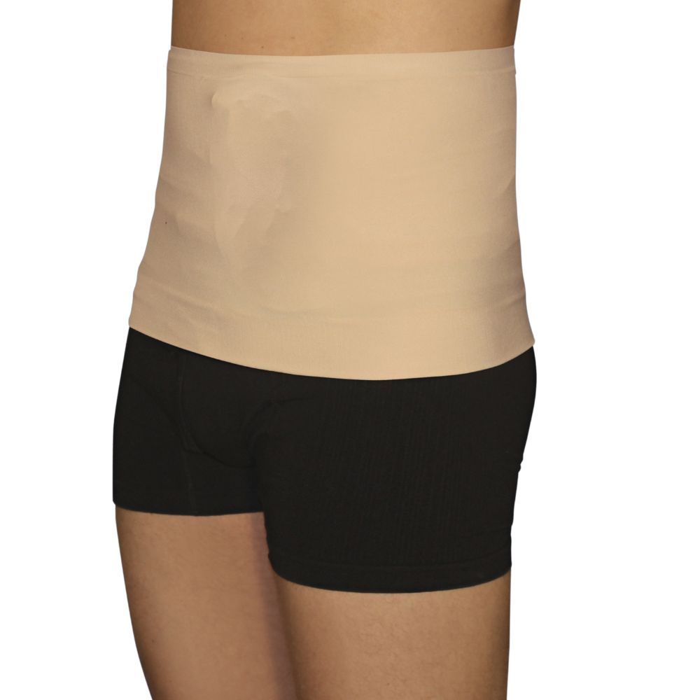 Beigefarbene Bauchbinde am Körper. Elastisches Material. Mann trägt schwarze Unterhose.