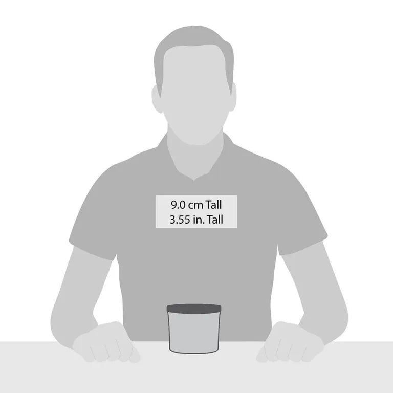 Kerze, 9,0 cm hoch, 3,55 Zoll hoch, vor einer Person platziert. Die Kerze ist zylindrisch und hat eine dunkle Oberseite. Die Person ist als Silhouette dargestellt.