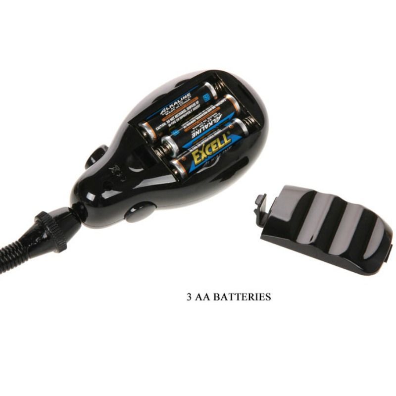 Schwarze Pumpe mit geöffnetem Batteriefach. 3 AA-Batterien sind sichtbar.