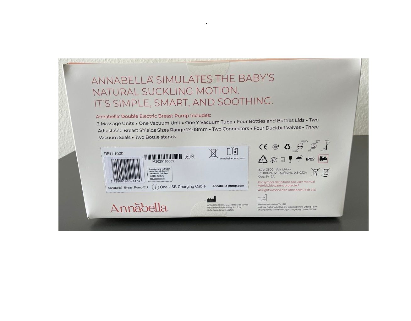 Produktverpackung. Text: Annabella Doppel-Elektro-Milchpumpe. Enthält: 2 Massageeinheiten, 4 Flaschen, 2 Brusthauben, 2 Anschlüsse, 4 Ventile.