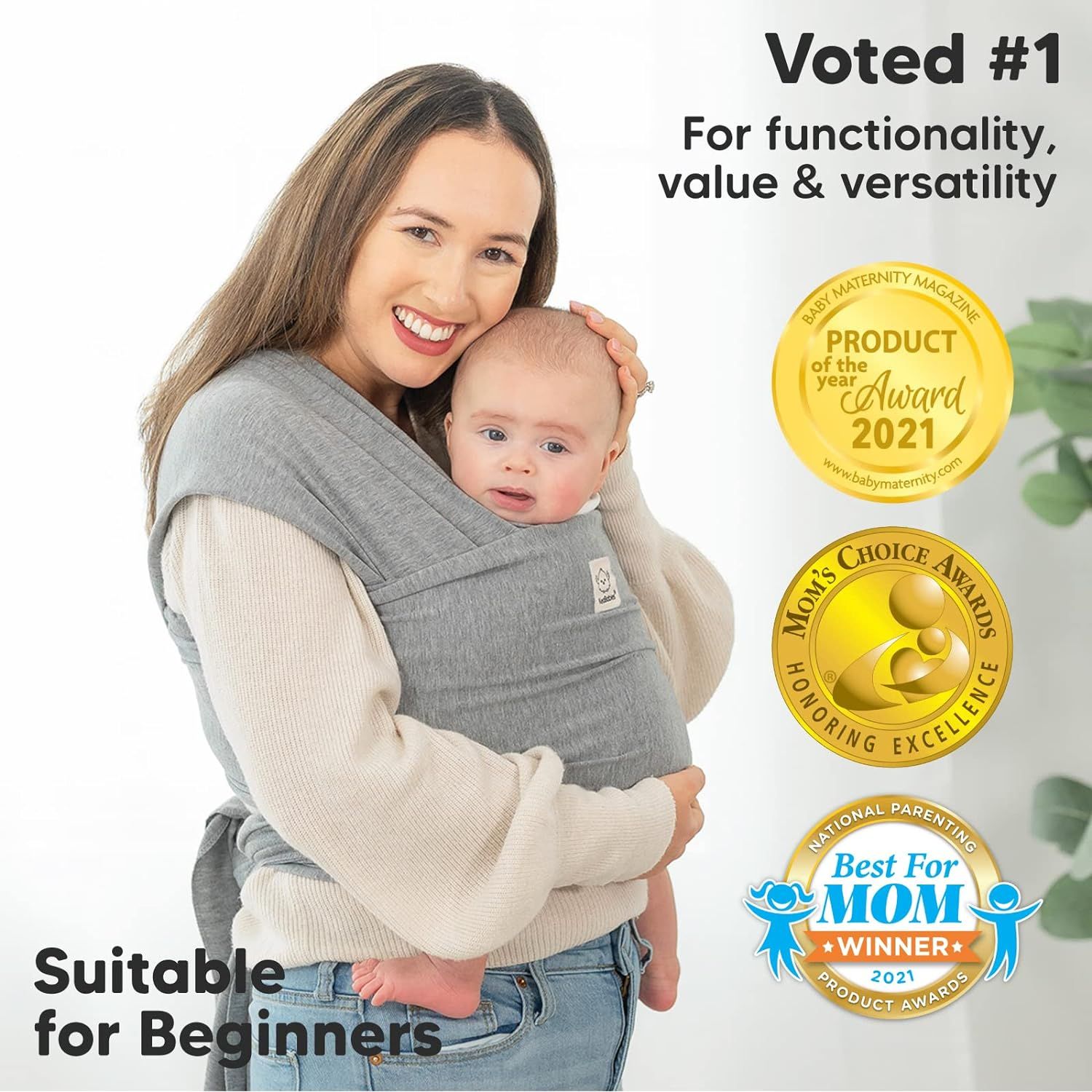Graues KeaBabies Babytragetuch, ausgezeichnet mit Preisen. Geeignet für Anfänger. Die Mutter hält das Baby in der Trage. Auszeichnungen: Product of the Year 2021, Mom's Choice Awards, Best For Mom Winner 2021.