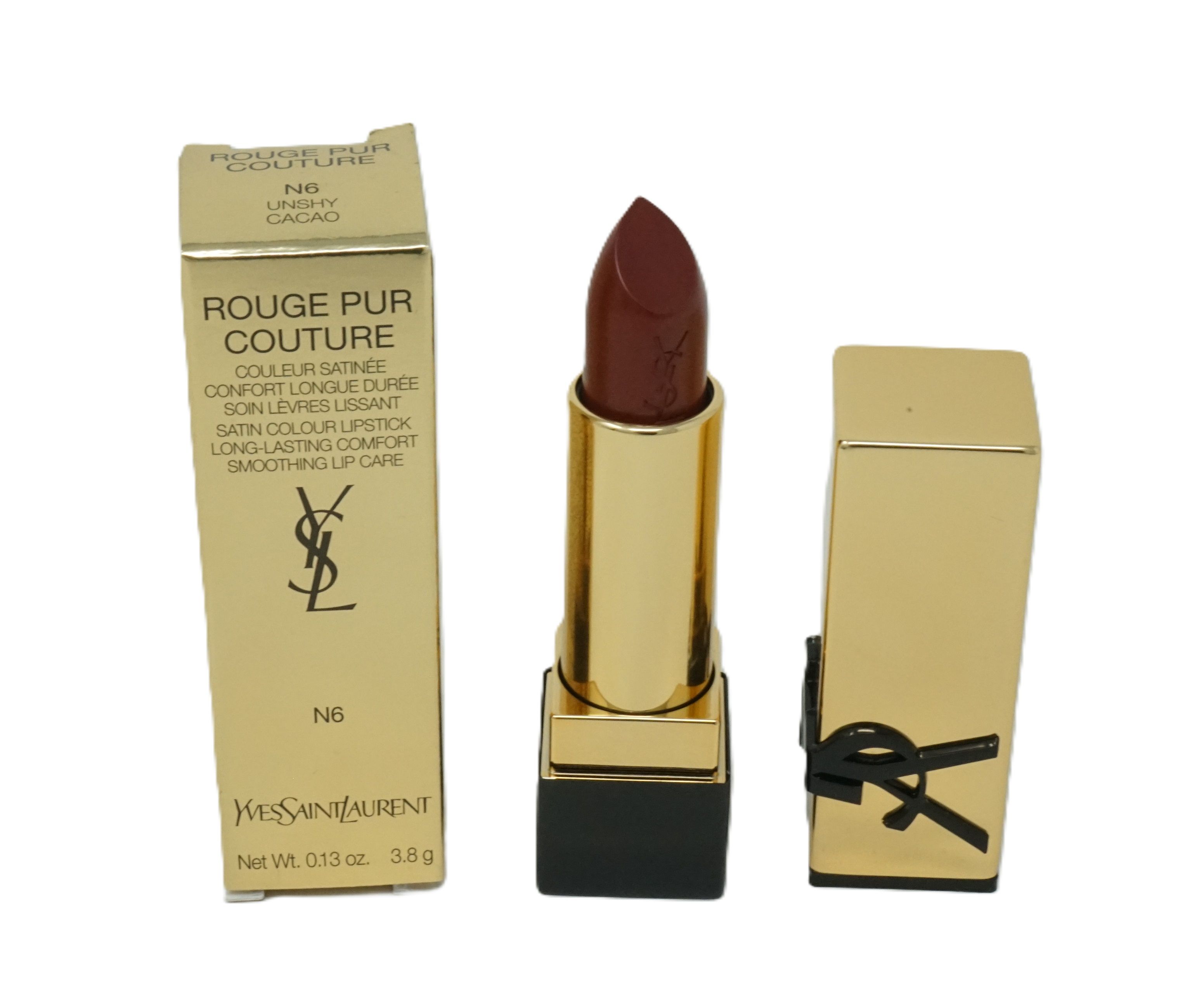 Lippenstift und Verpackung. Goldene Hülse, schwarzes Logo. Text: Rouge Pur Couture, N6 Unshy Cacao.