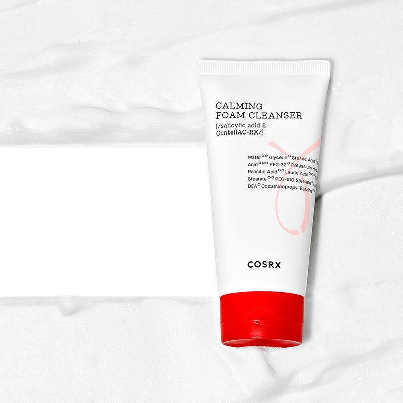 Weiße Tube mit rotem Deckel in Schaum. Aufschrift: Calming Foam Cleanser, Inhaltsstoffe. Marke: COSRX.