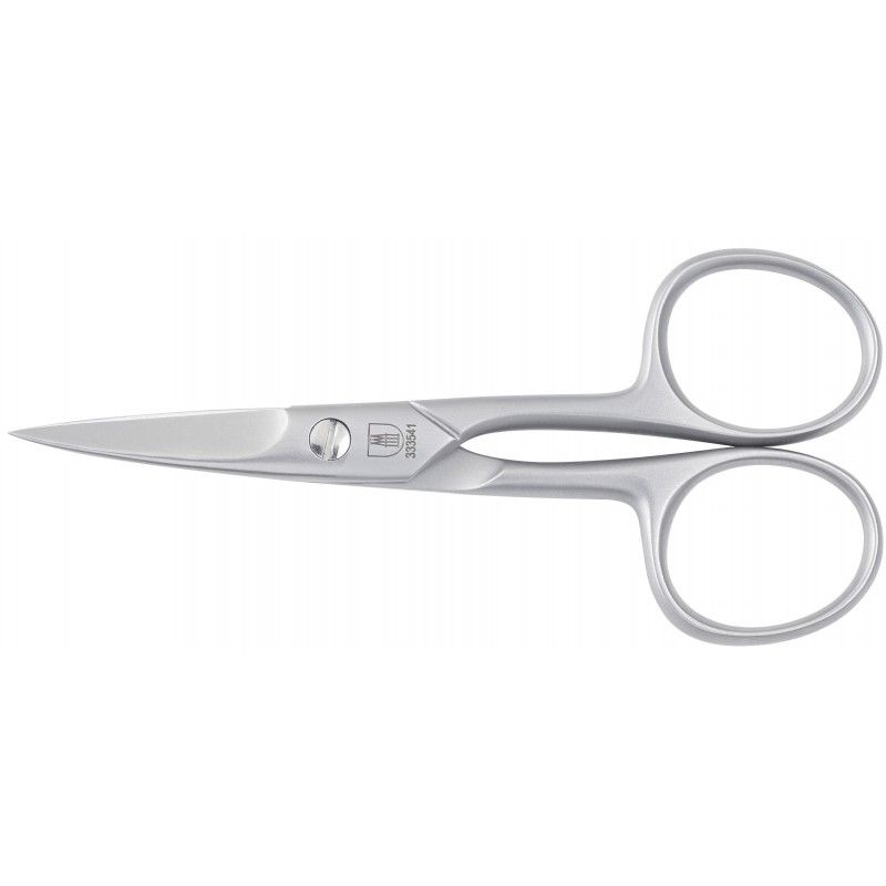 Nagelschere aus Metall mit matter Oberfläche. Ergonomische Griffe, spitz zulaufende Schneiden. Präzisionswerkzeug.