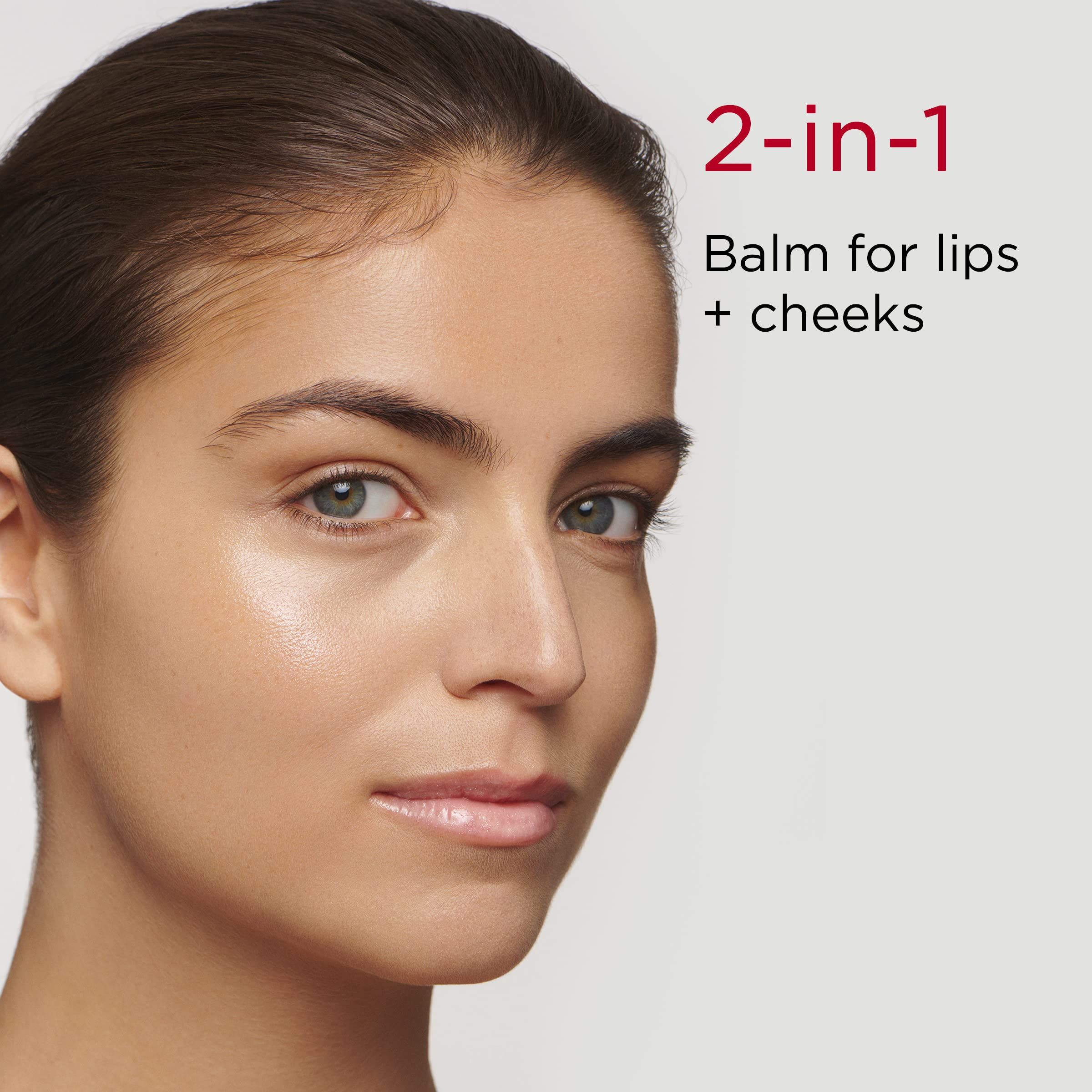 Frau mit glänzender Haut und Lippen. Text: 2-in-1 Balm for lips + cheeks.