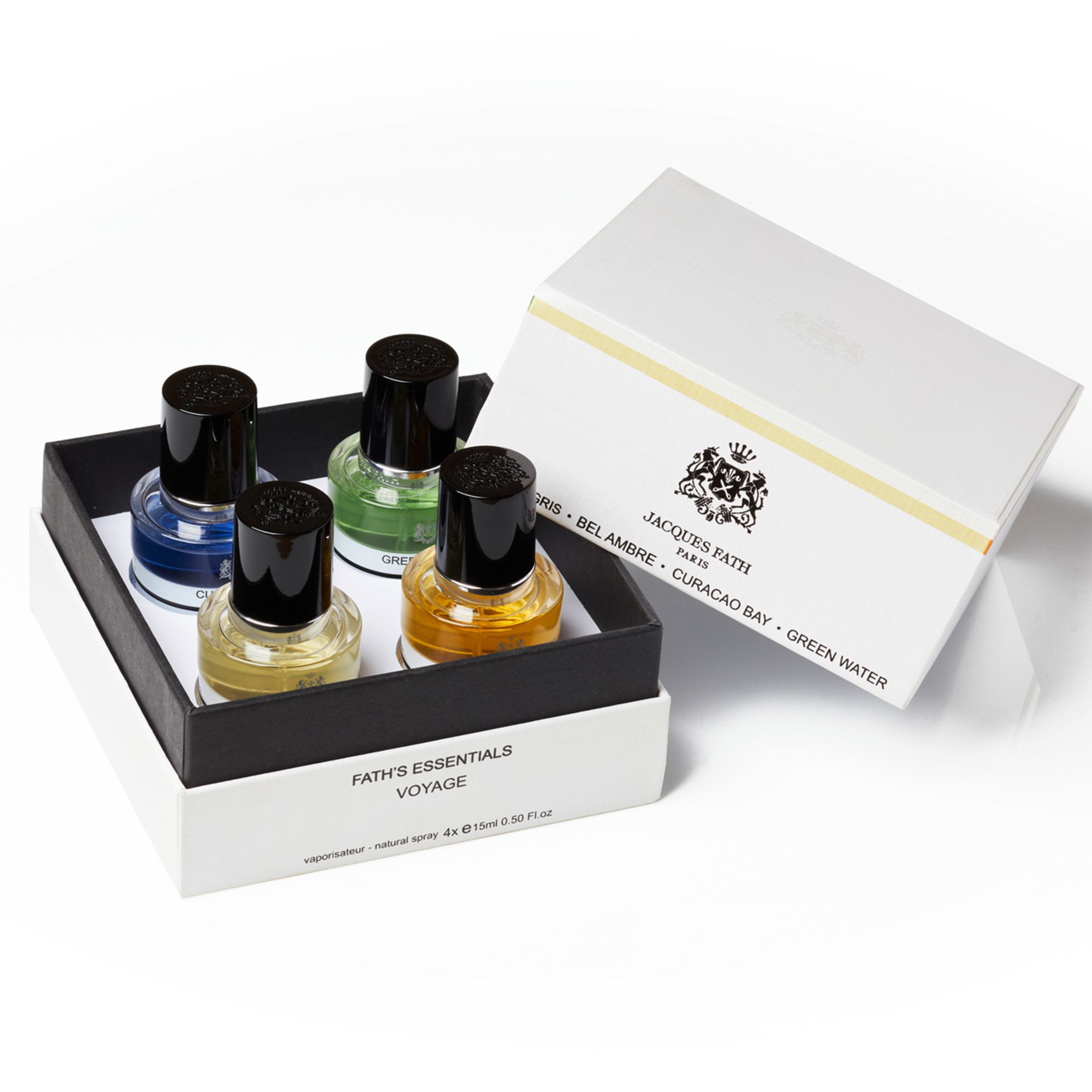 Geschenkbox mit vier kleinen Parfumflakons. Aufschrift: Jacques Fath, Fath's Essentials, Voyage. Weiße Box mit schwarzem Innenraum.
