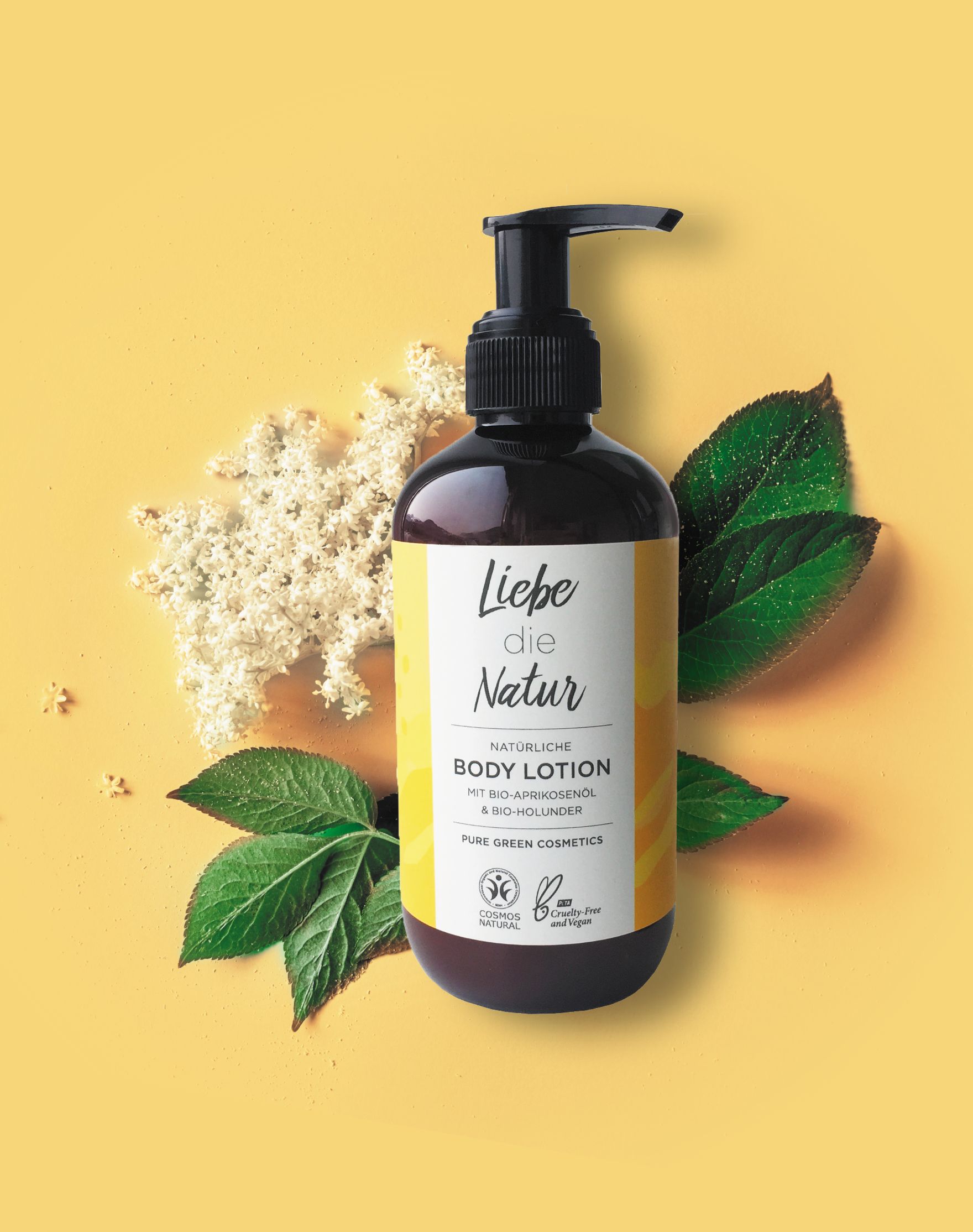 Braune Flasche Bodylotion mit gelbem Etikett. Text: Liebe die Natur, natürliche Body Lotion, Bio-Aprikosenöl & Bio-Holunder. Mit Blättern und Blüten.