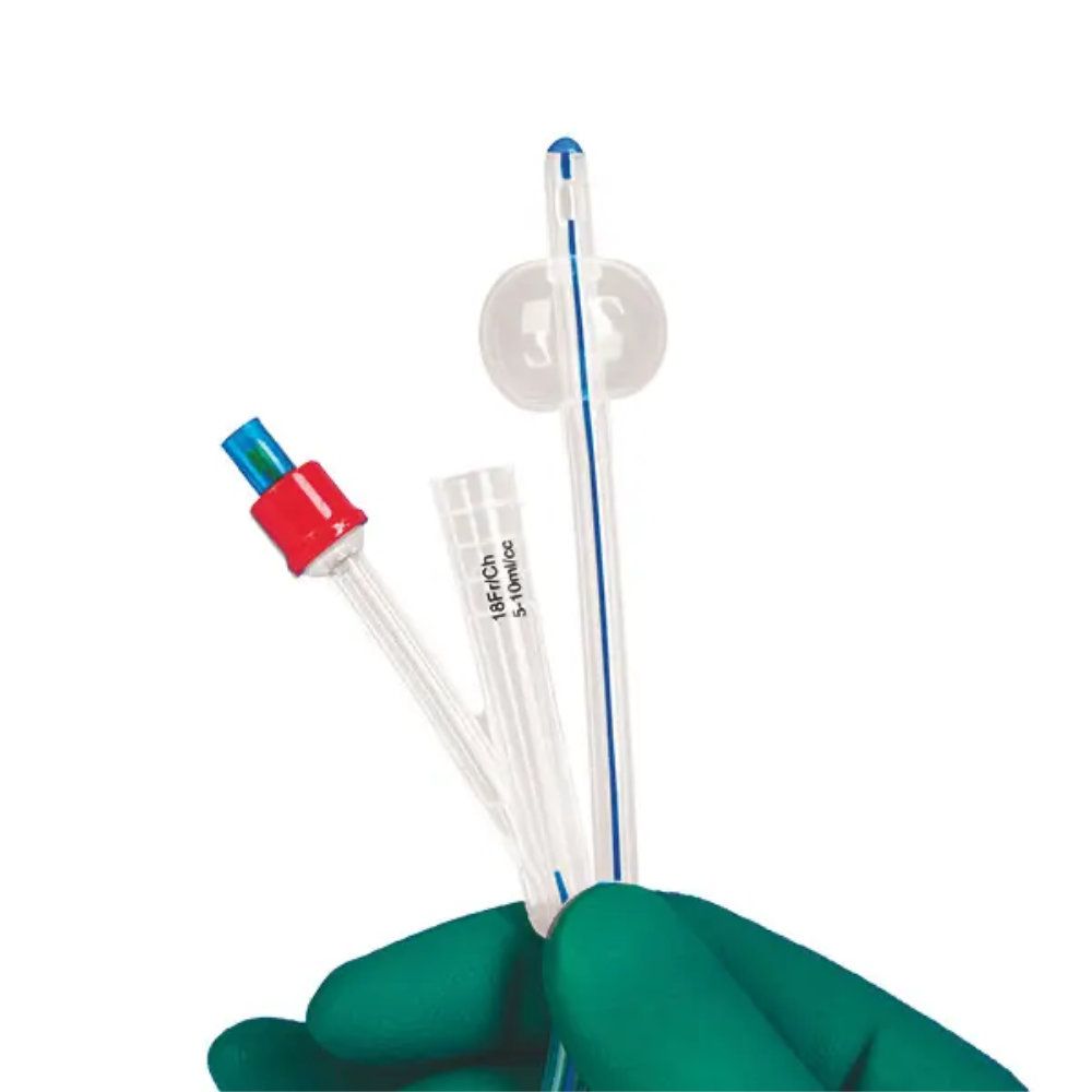 Katheter mit rotem und blauem Verschluss. Transparente Röhre, blaue Markierung. Gehalten von einer Hand mit grünem Handschuh.
