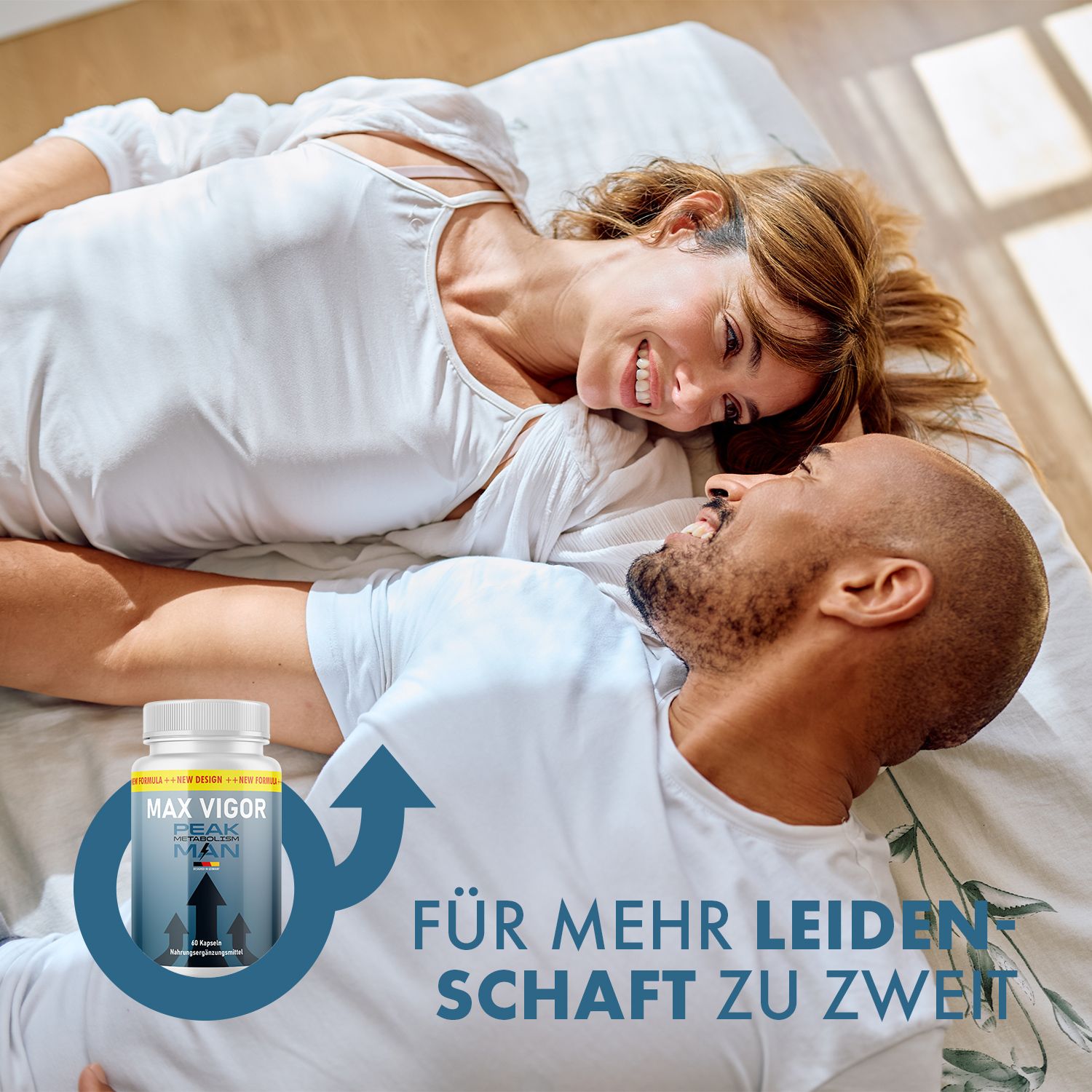 Paar im Bett. Daneben Kapsel-Dose mit gelbem Etikett. Aufschrift: MAX VIGOR PEAK METABOLISM MAN. Pfeil-Grafik.