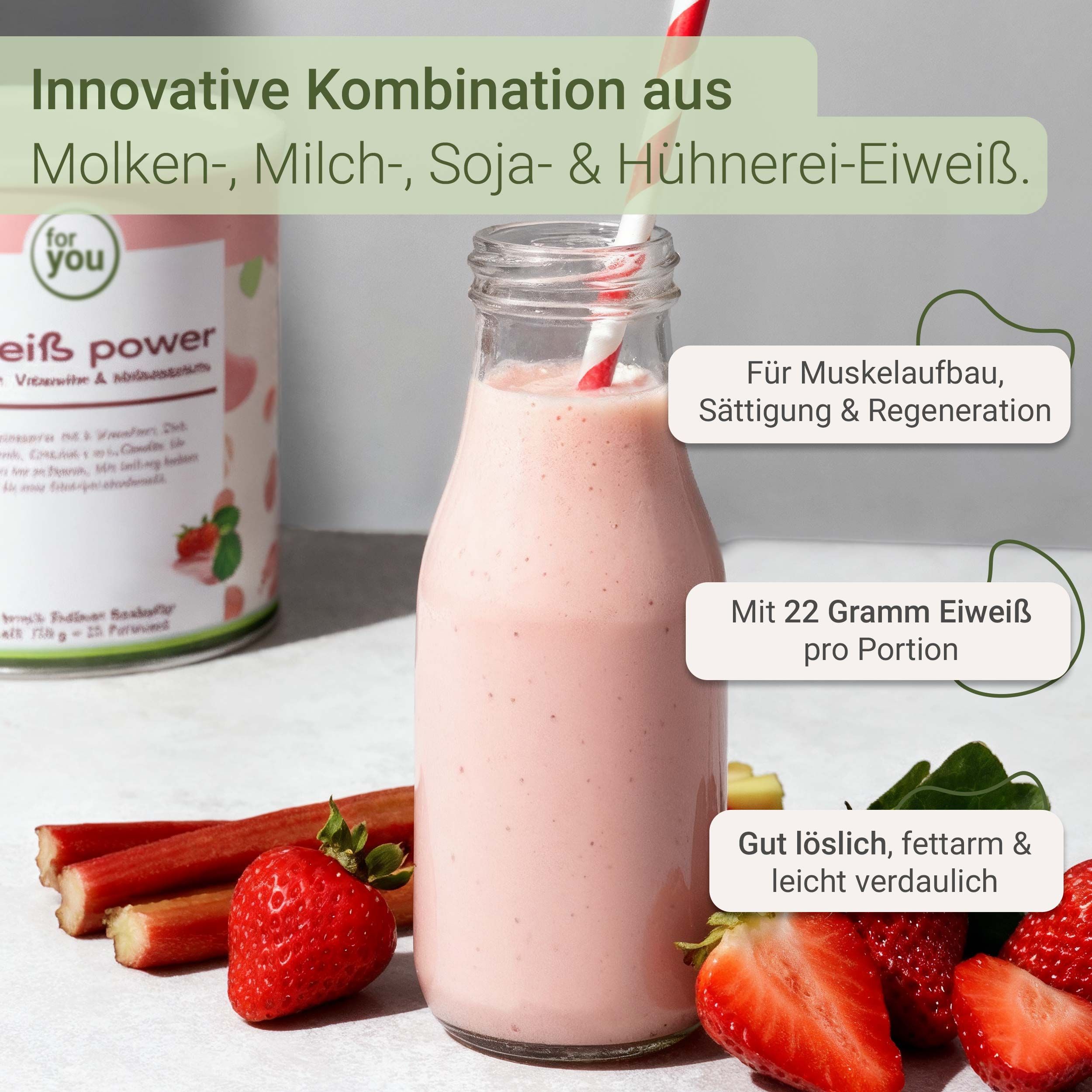 Eiweißshake Erdbeer-Rhabarber in einer Glasflasche mit Erdbeeren und Rhabarber.