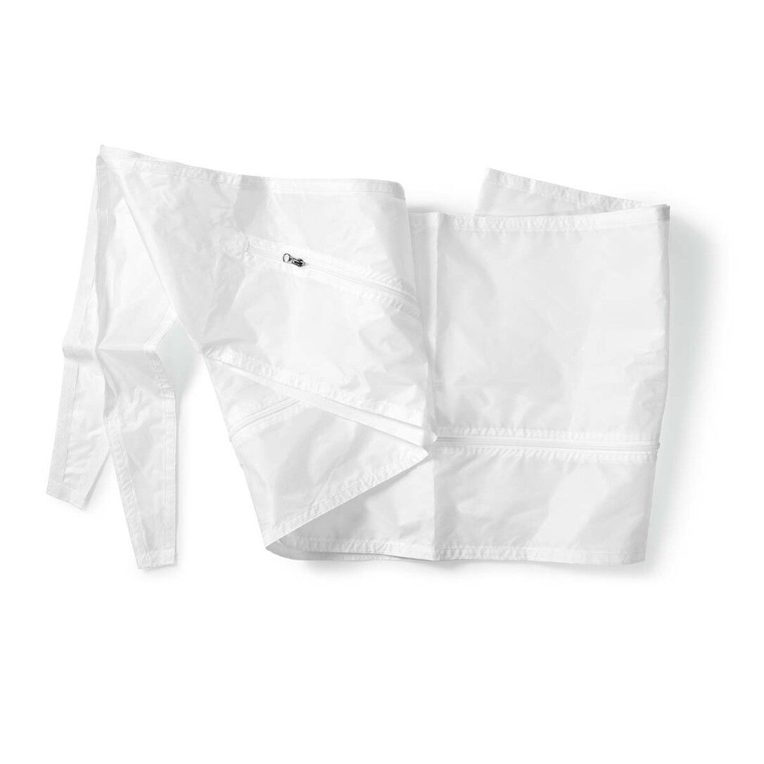 Weißes Dichtungselement mit Reißverschluss, gefaltet. Für Fenster. Auf weißem Hintergrund.