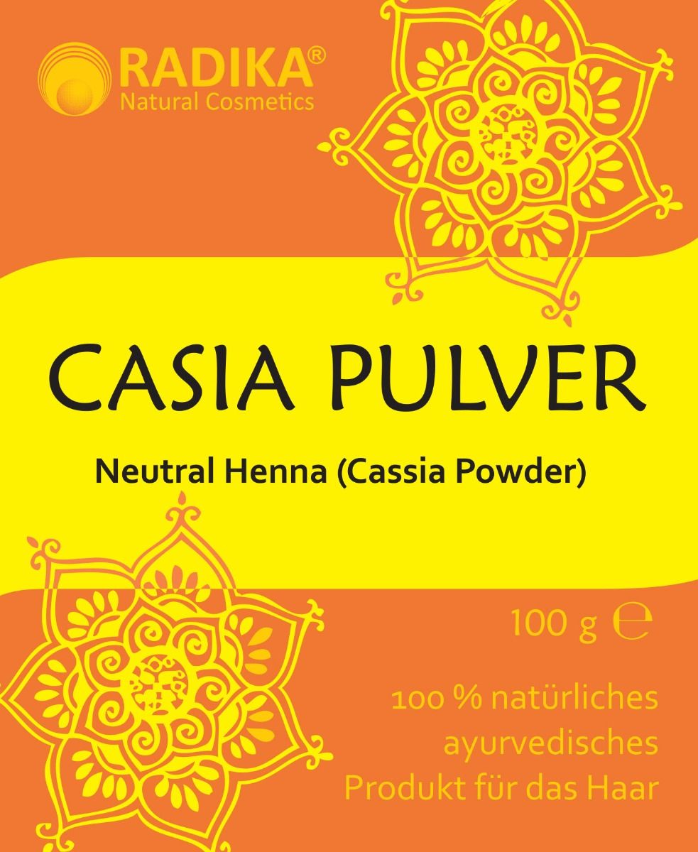 Orange-gelbes Etikett mit Schriftzug CASIA PULVER, Neutral Henna. Marke RADIKA. 100 g. Ayurvedisches Produkt. Florale Muster.