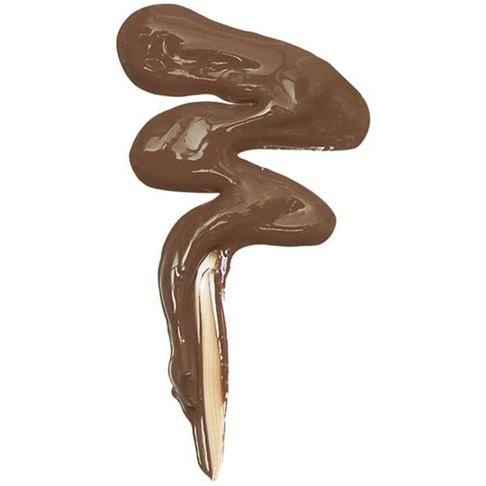 Brauner Concealer-Farbton, wellenförmig aufgetragen. Helle Basis sichtbar. 