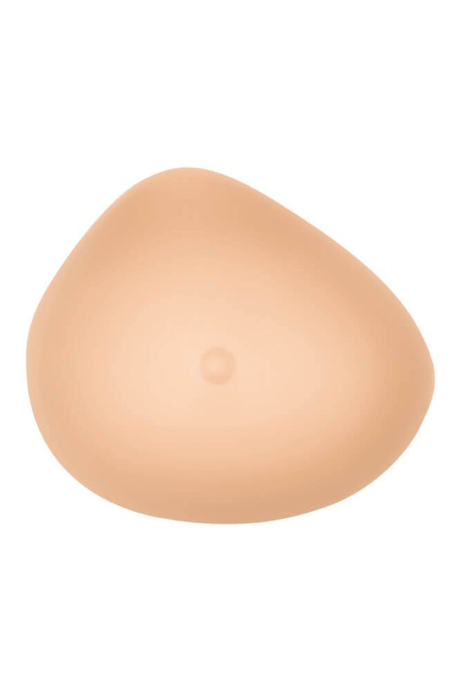 Brustprothese aus hautfarbenem Material. Tropfenförmig mit angedeuteter Brustwarze. Glatte Oberfläche.