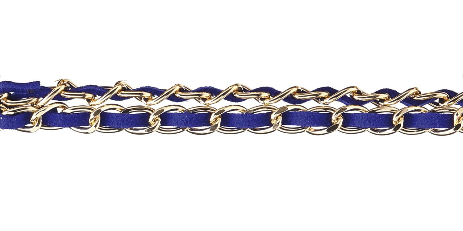 Nahaufnahme einer Brillenkette. Blaues Band, goldfarbene Kette. Detail der Verbindung.