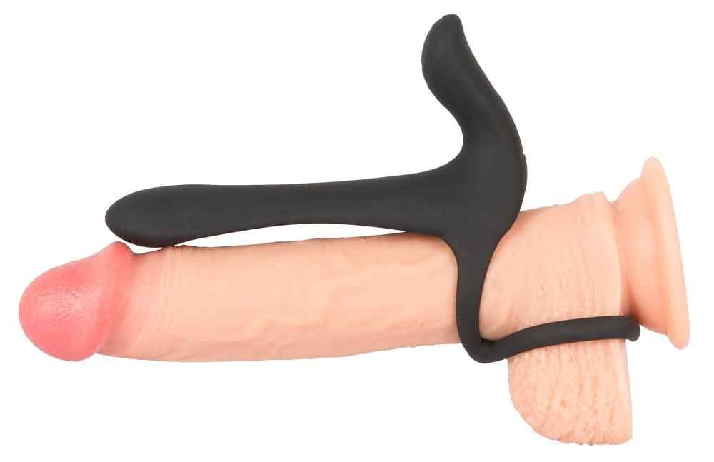 Schwarzer Vibrator mit Ring, auf einem Penis platziert. Silikon. Ergonomisches Design.