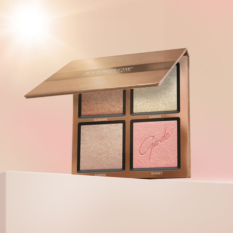 Ga-De Everglow Illuminating Palette. Geöffnete Palette mit vier Highlighter-Farben. Markenname und Produktname auf dem Deckel und den Pfannen.