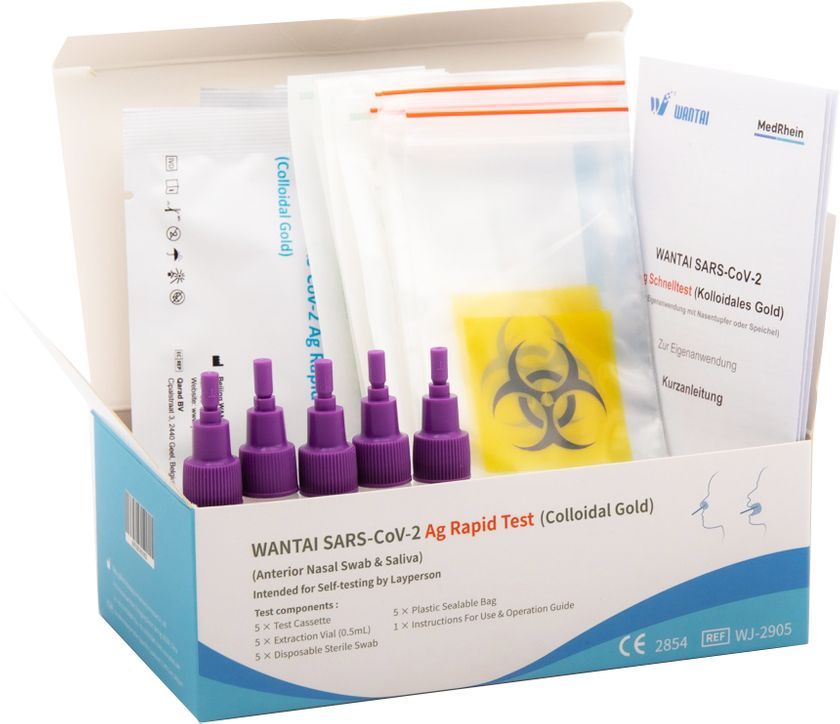 Geöffneter Wantai SARS-CoV-2 Ag Schnelltest-Kit mit 3 Testkassetten, 3 Extraktionsröhrchen und 3 Tupfern.