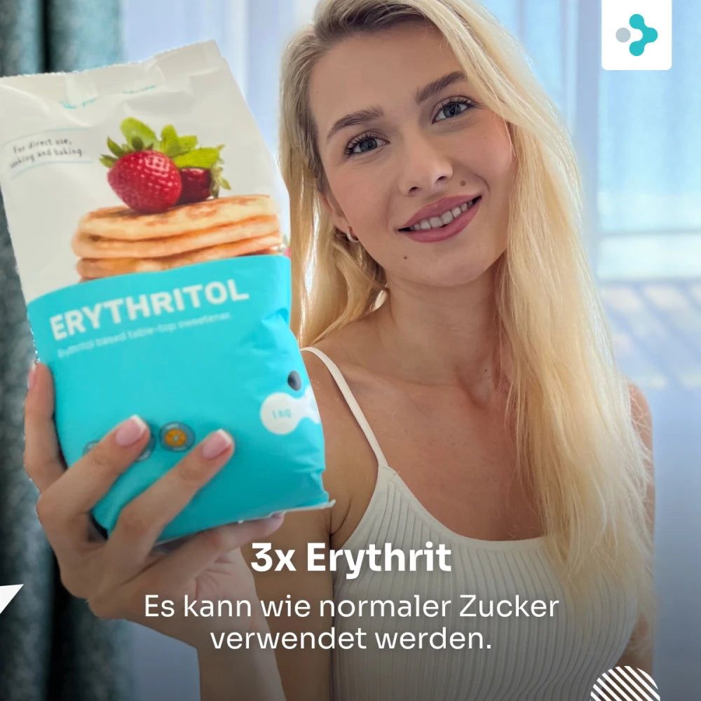 Frau hält Beutel FutuNatura Erythrit. Aufdruck: Erythritol, Erdbeeren, Pfannkuchen. Text.